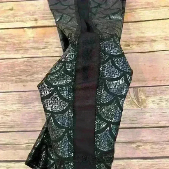 Metallic Mermaid Scruch Booty Capri Leggings - Picture 5 of 7